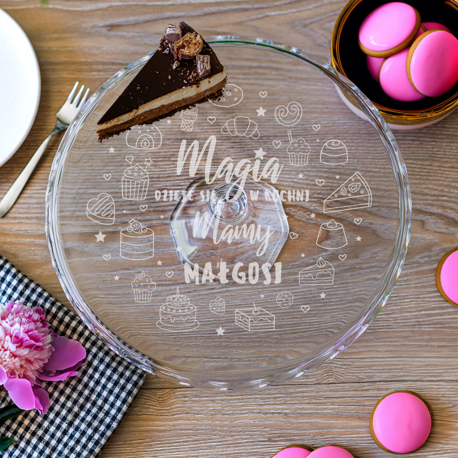 Szklana Patera na Ciasto Tort z Grawerem dla Mamy - Prezent na Dzień Matki - Magia Dzieje się w Kuchni Mamy