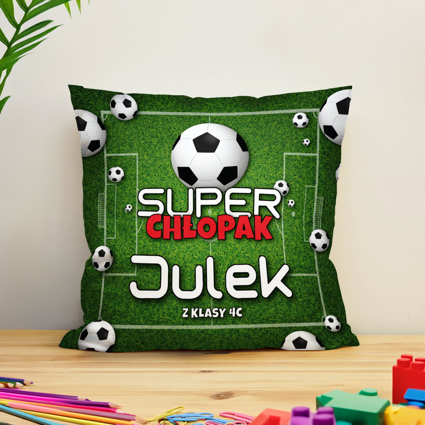 Prezent na Dzień Chłopaka w Klasie - Kolorowa Poduszka z Imieniem dla Chłopaka - Super Chłopak Piłka Nożna
