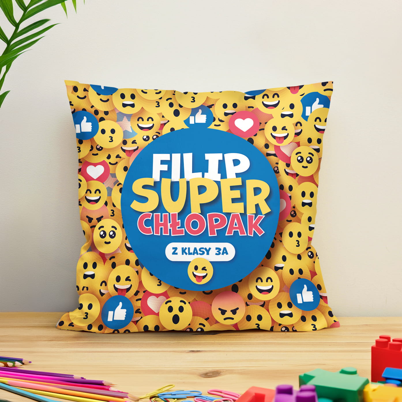 Prezent na Dzień Chłopaka w Klasie - Kolorowa Poduszka z Imieniem dla Chłopaka - Super Chłopak Emoji
