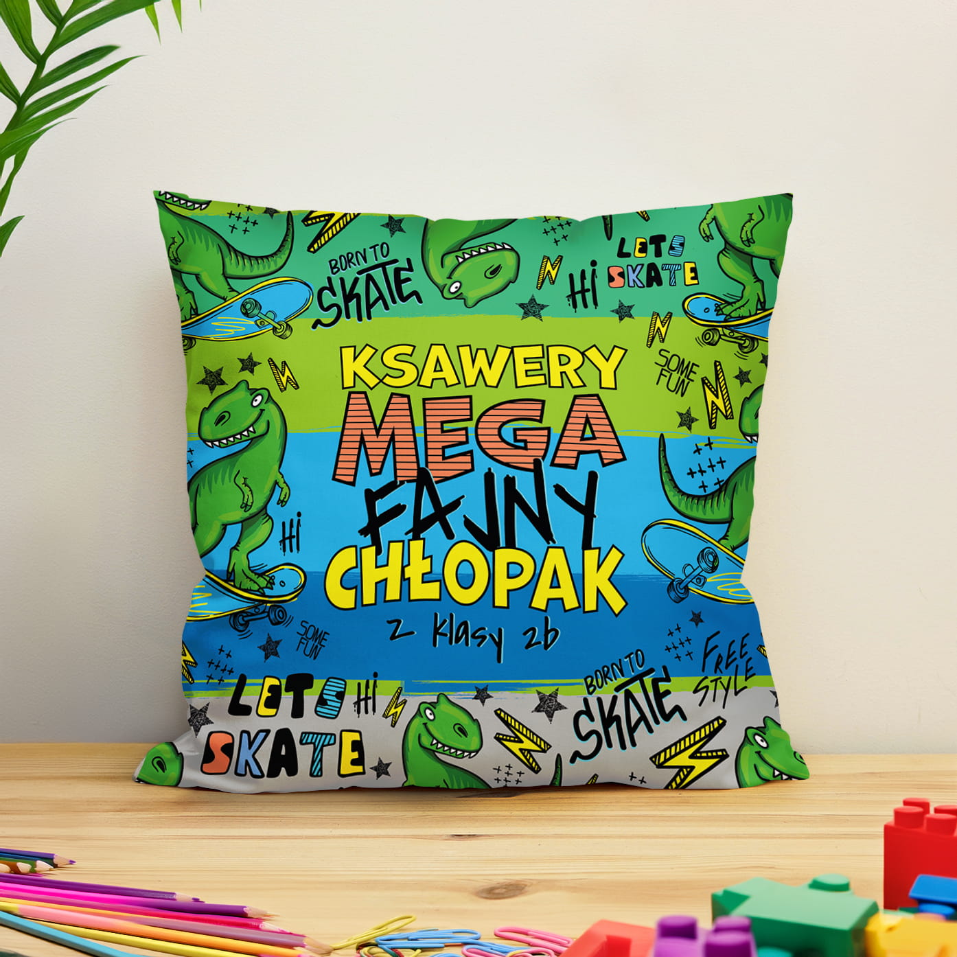 Prezent na Dzień Chłopaka w Klasie - Kolorowa Poduszka z Imieniem dla Chłopaka - Mega Fajny Chłopak Dino Skate