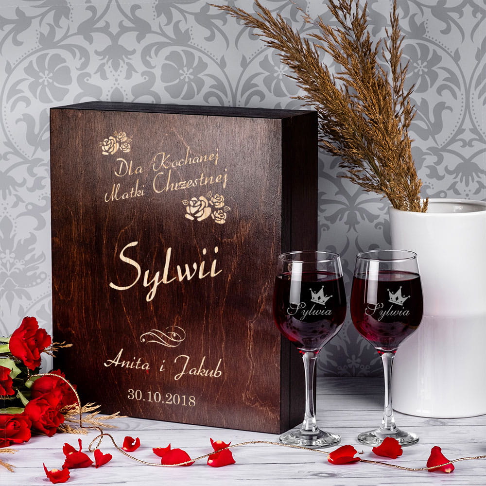 Kieliszki na wino w potrójnej skrzynce z grawerem dla matki chrzestnej