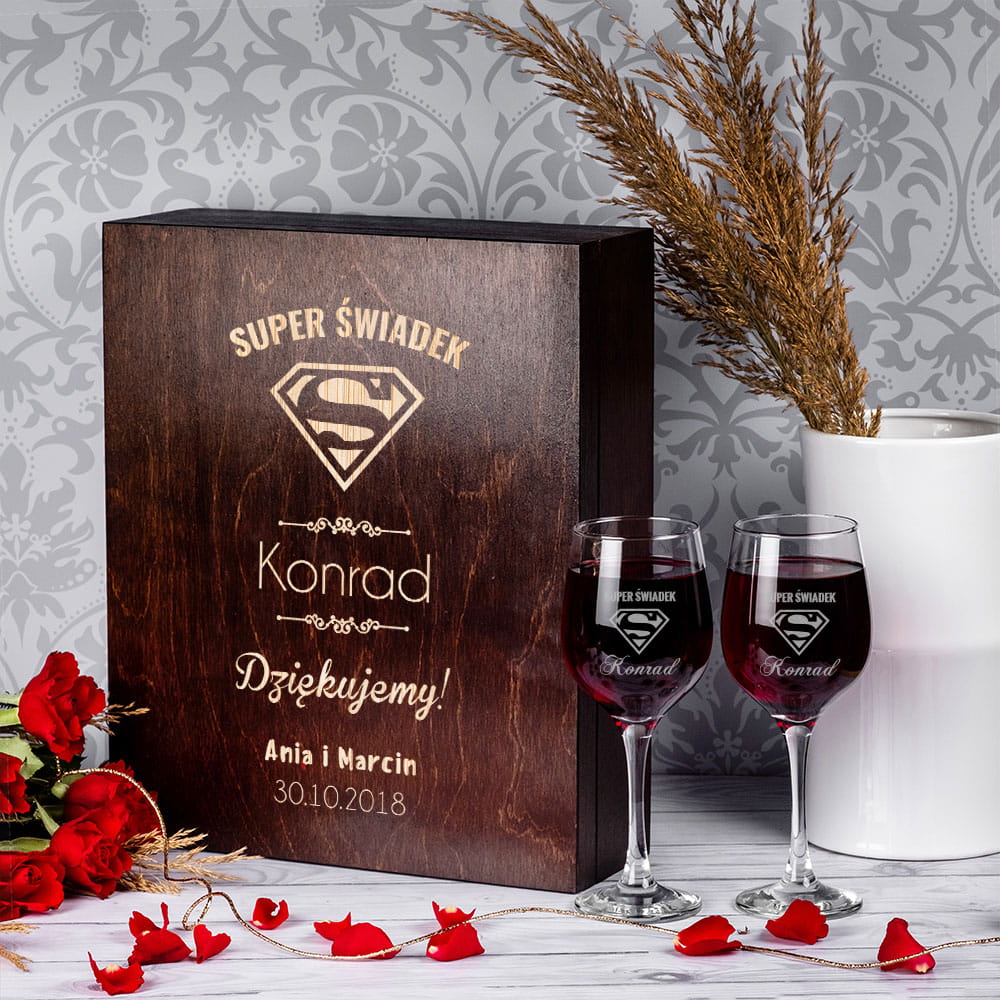 Kieliszki na wino w potrójnej skrzynce z grawerem dla świadka