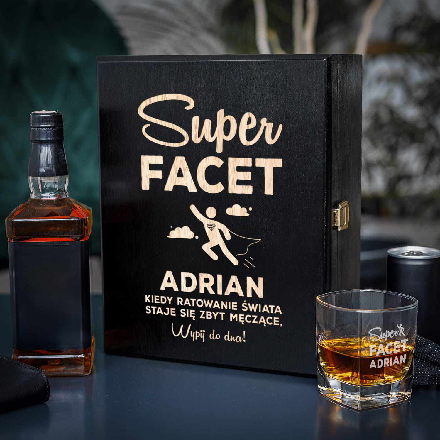 Zestaw Skrzynka na Whisky + Szklanka z Grawerem dla Faceta - Prezent dla Faceta - Prezent na Dzień Chłopaka - Super Facet