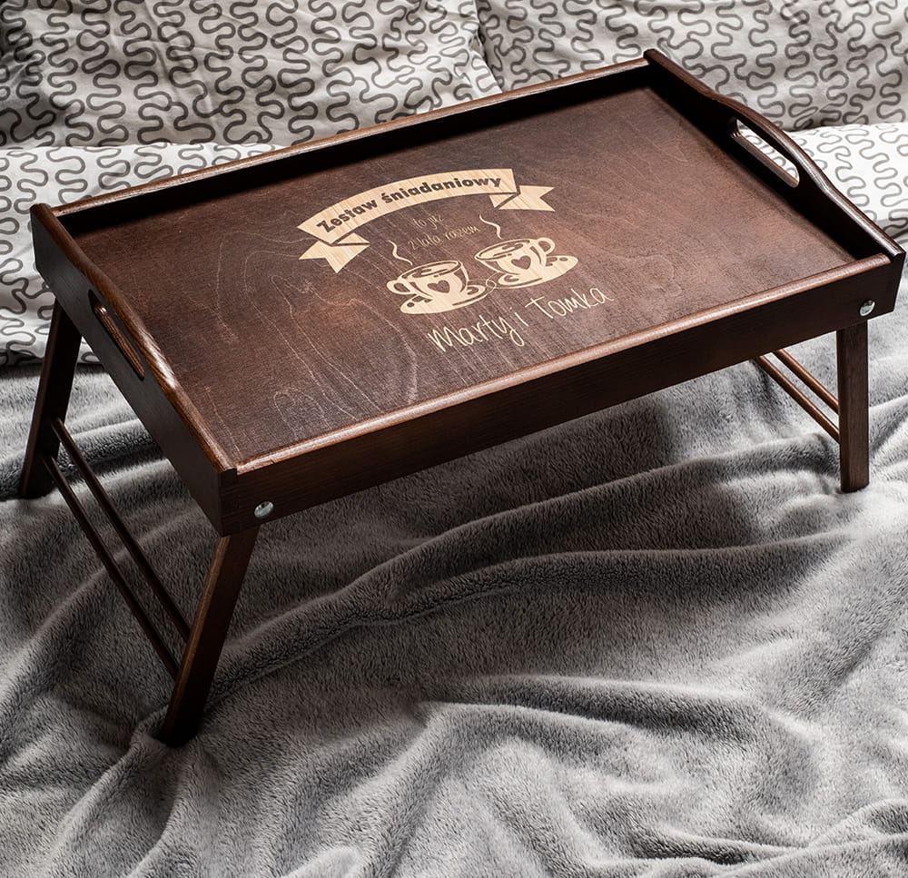 Stolik śniadaniowy z grawerem ciemny brąz