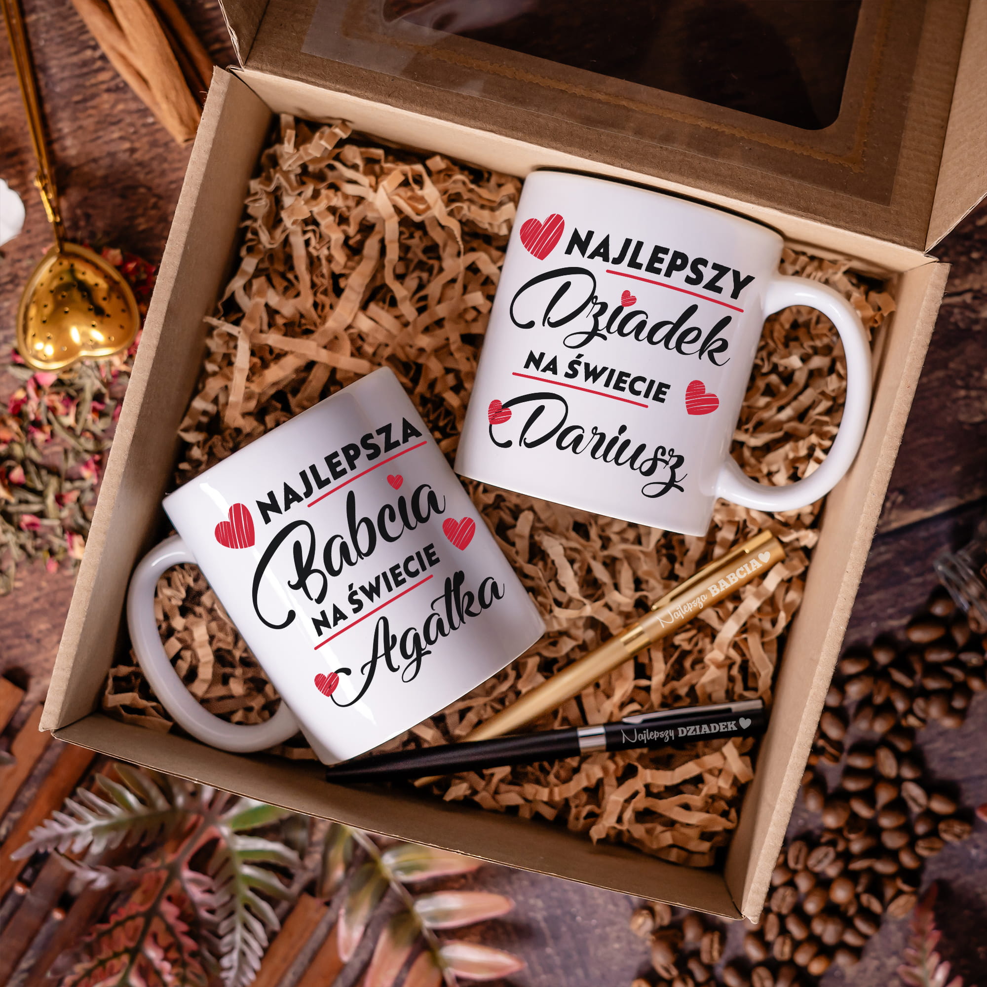 Zestaw prezentowy na Dzień Babci i Dziadka - Komplet Kubków z Imionami + Długopisy z Grawerem - Najlepsza Babcia i Dziadek