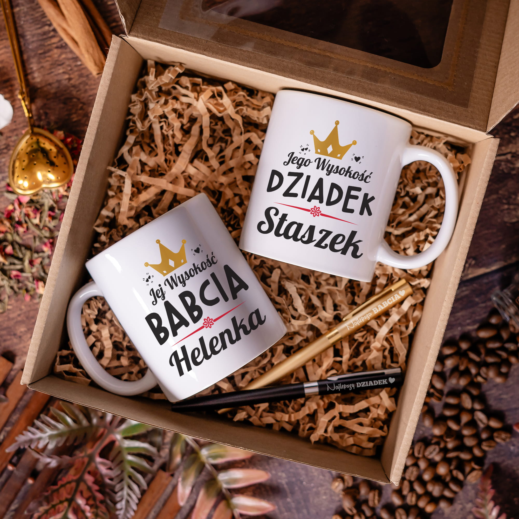 Zestaw prezentowy na Dzień Babci i Dziadka - Komplet Kubków z Imionami + Długopisy z Grawerem - Jej i Jego Wysokość