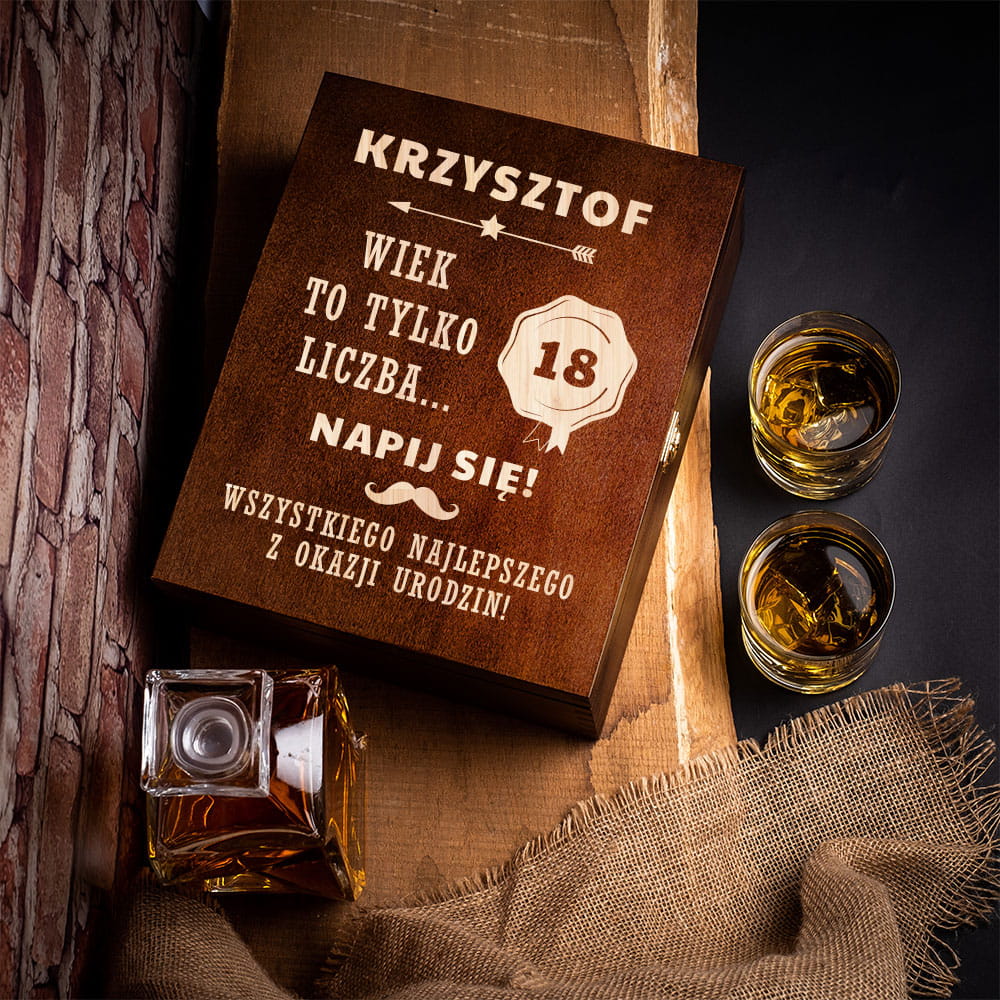 Karafka na whisky i szklanki w skrzynce z grawerem na urodziny ciemny brąz