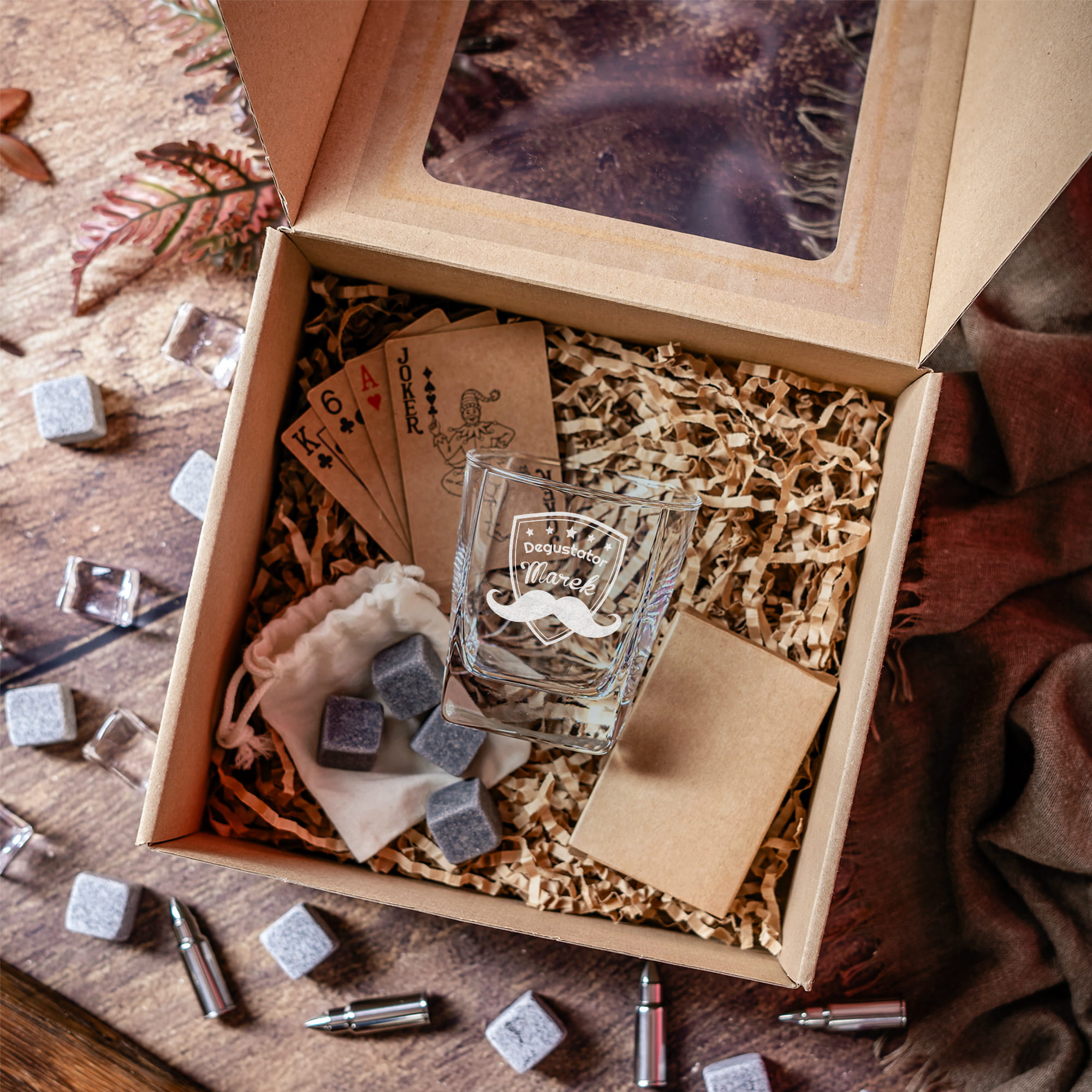 Szklanka do Whisky z Grawerem - Zestaw Prezentowy dla Faceta z Imieniem - Szklanka + Karty do Gry + Kostki Chłodzące - Degustator