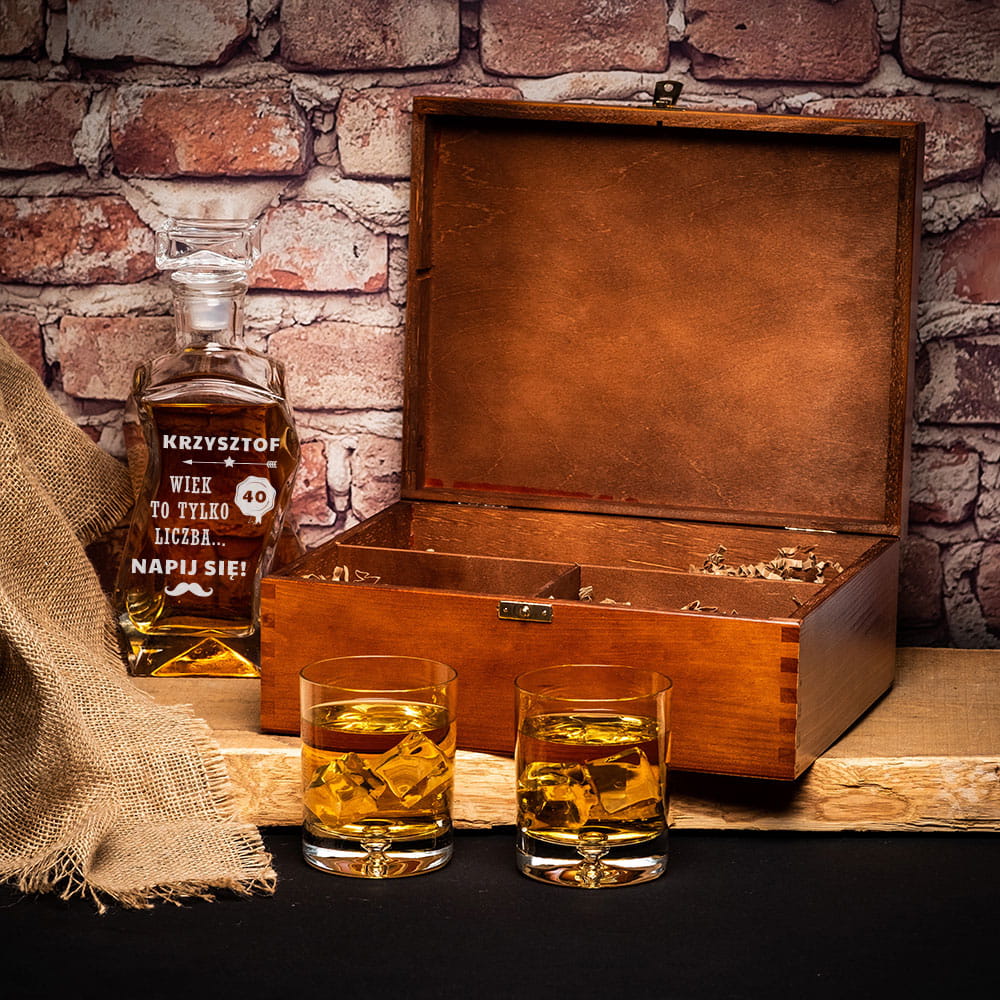 Karafka na whisky i szklanki w skrzynce z grawerem na urodziny rudy brąz