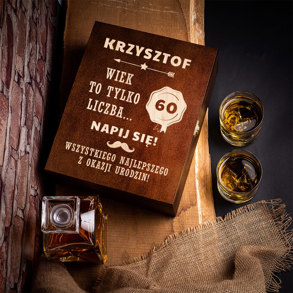 Karafka na whisky i szklanki w skrzynce z grawerem na urodziny ciemny brąz