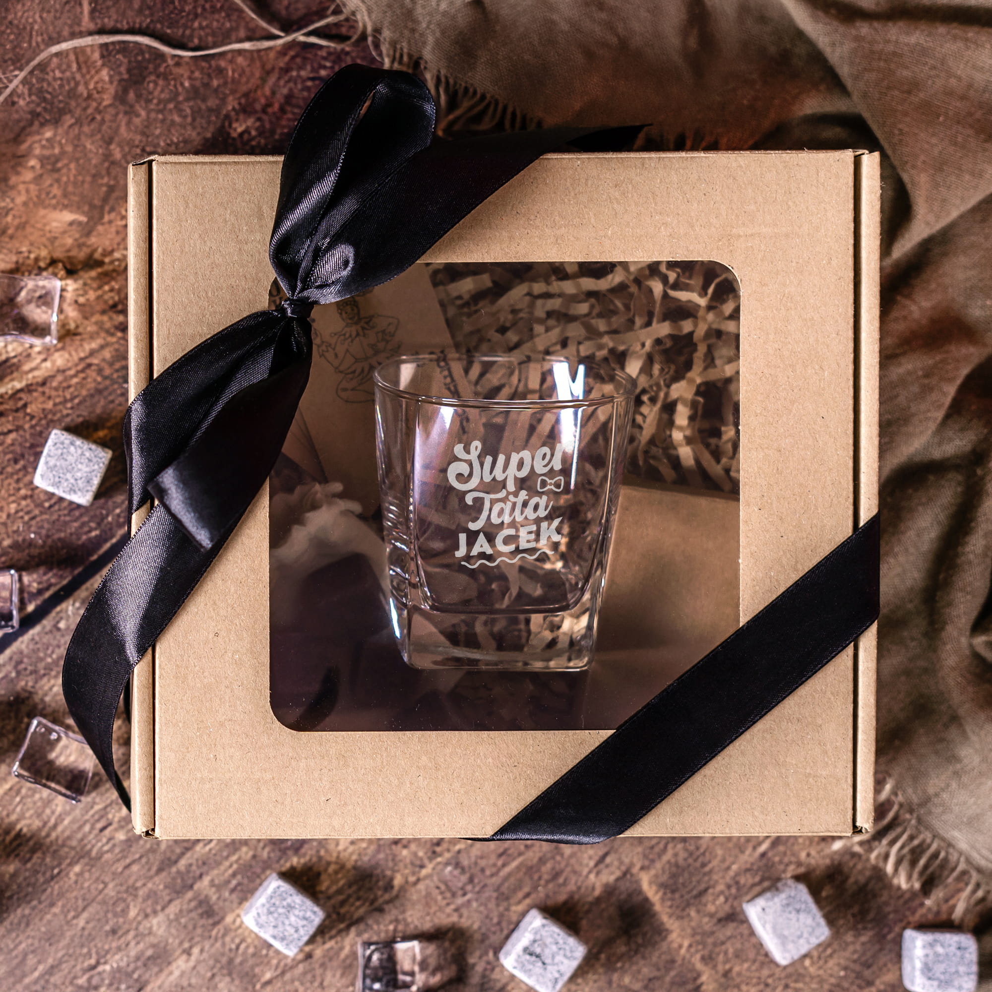 Szklanka do Whisky z Grawerem - Prezent na Dzień Ojca - Zestaw Prezentowy dla Taty - Szklanka + Karty do Gry + Kostki Chłodzące - Super Tata