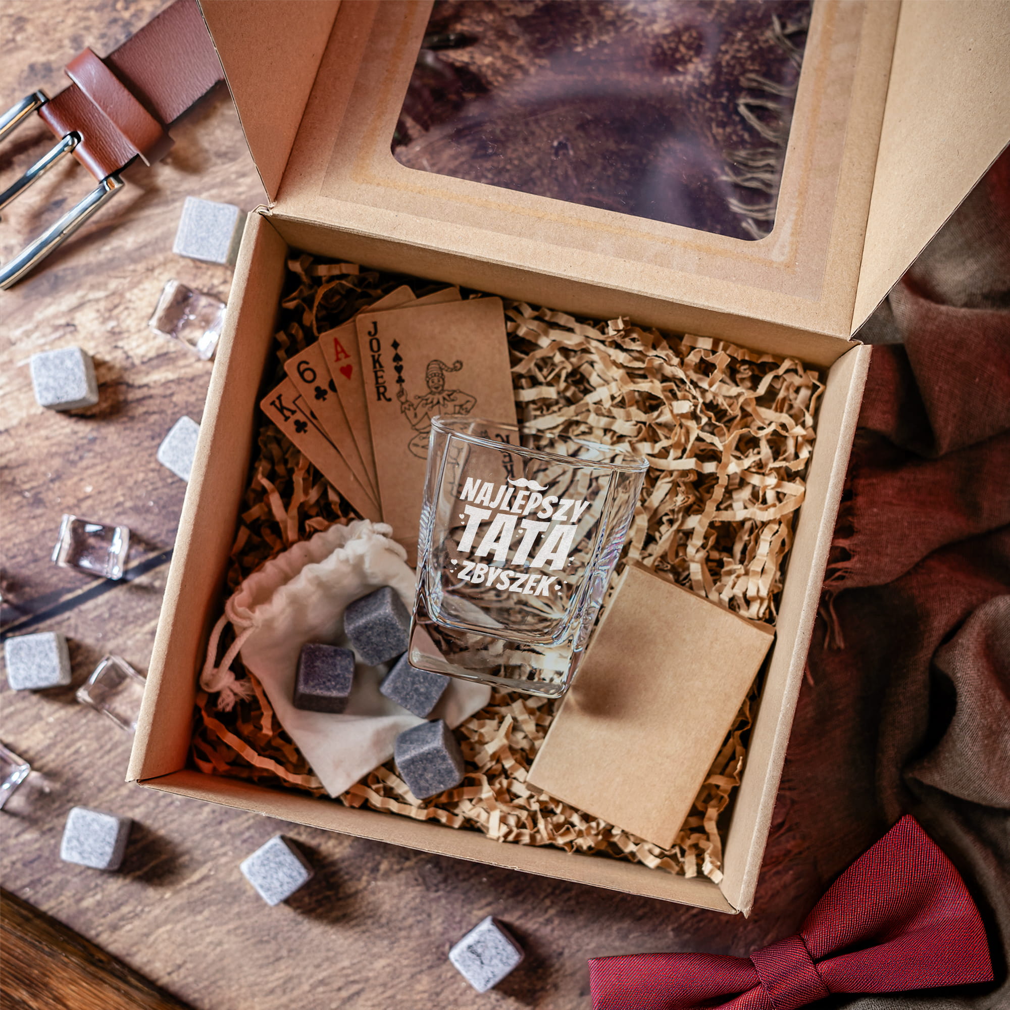 Szklanka do Whisky z Grawerem - Prezent na Dzień Ojca - Zestaw Prezentowy dla Taty - Szklanka + Karty do Gry + Kostki Chłodzące - Najlepszy Tata na Świecie