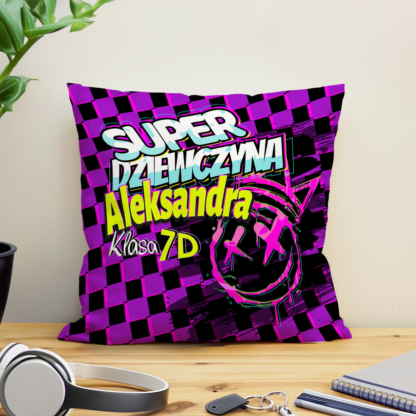 Prezent na Dzień Kobiet w Klasie - Kolorowa Poduszka z Imieniem dla Dziewczyny - Super Dziewczyna Fiolet