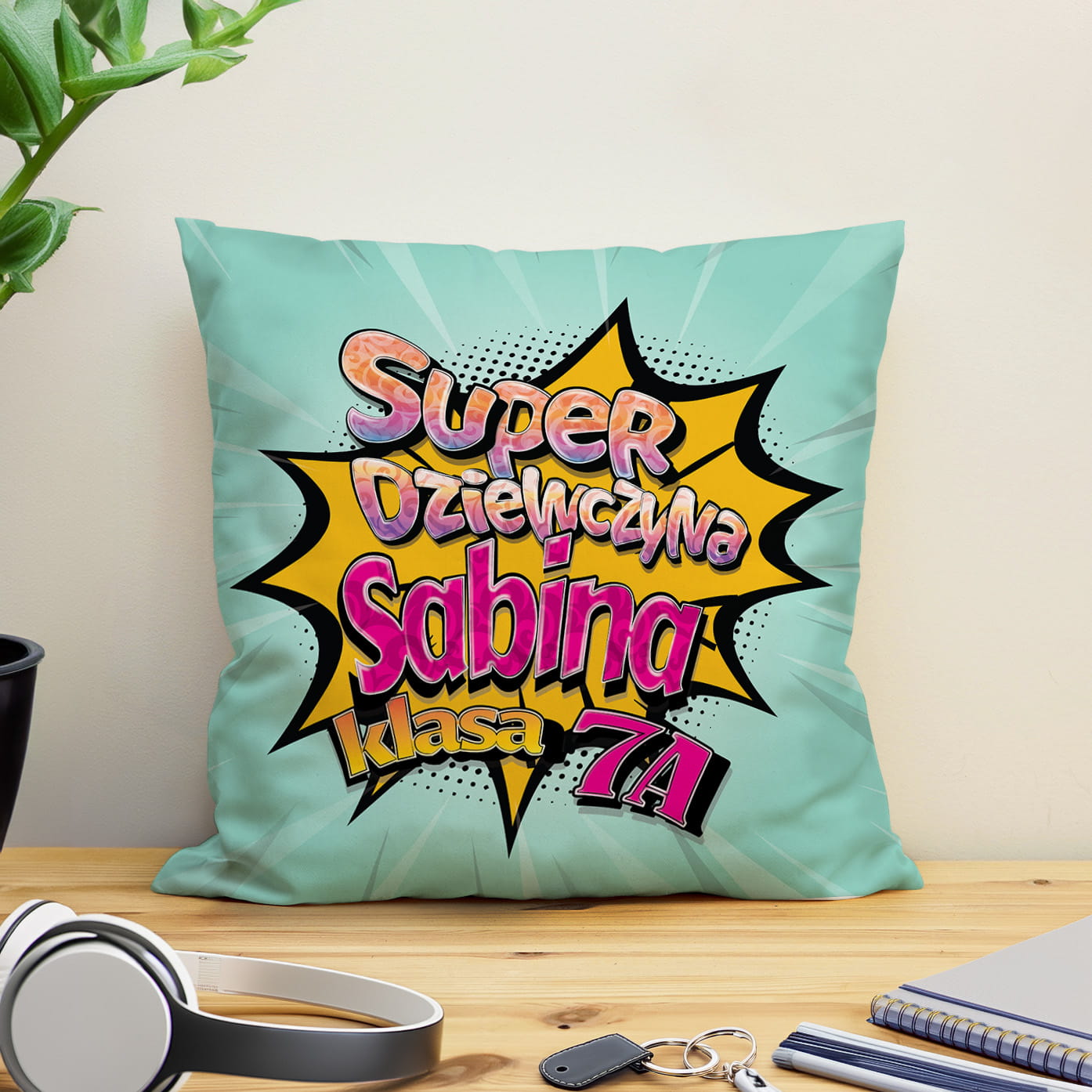Prezent na Dzień Kobiet w Klasie - Kolorowa Poduszka z Imieniem dla Dziewczyny - Super Dziewczyna Boom