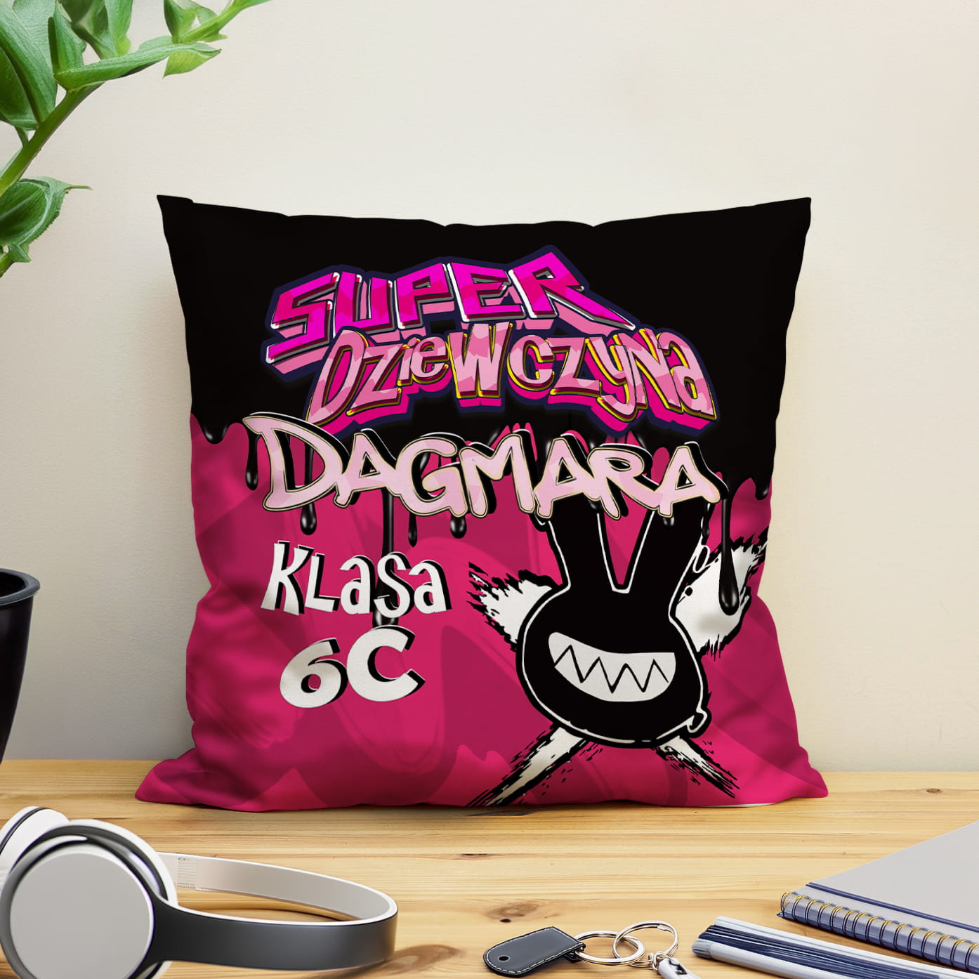 Prezent na Dzień Kobiet w Klasie - Kolorowa Poduszka z Imieniem dla Dziewczyny - Super Dziewczyna Czarno Różowa