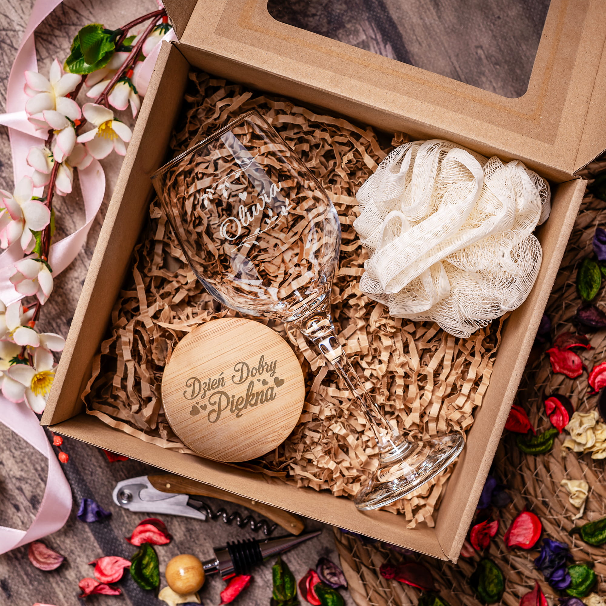 Kieliszek do Wina z Grawerem - Prezent z Imieniem - Zestaw Prezentowy dla Niej - Kieliszek + Lusterko Bambusowe + Myjka do Kąpieli - Imię Listki i Serduszko