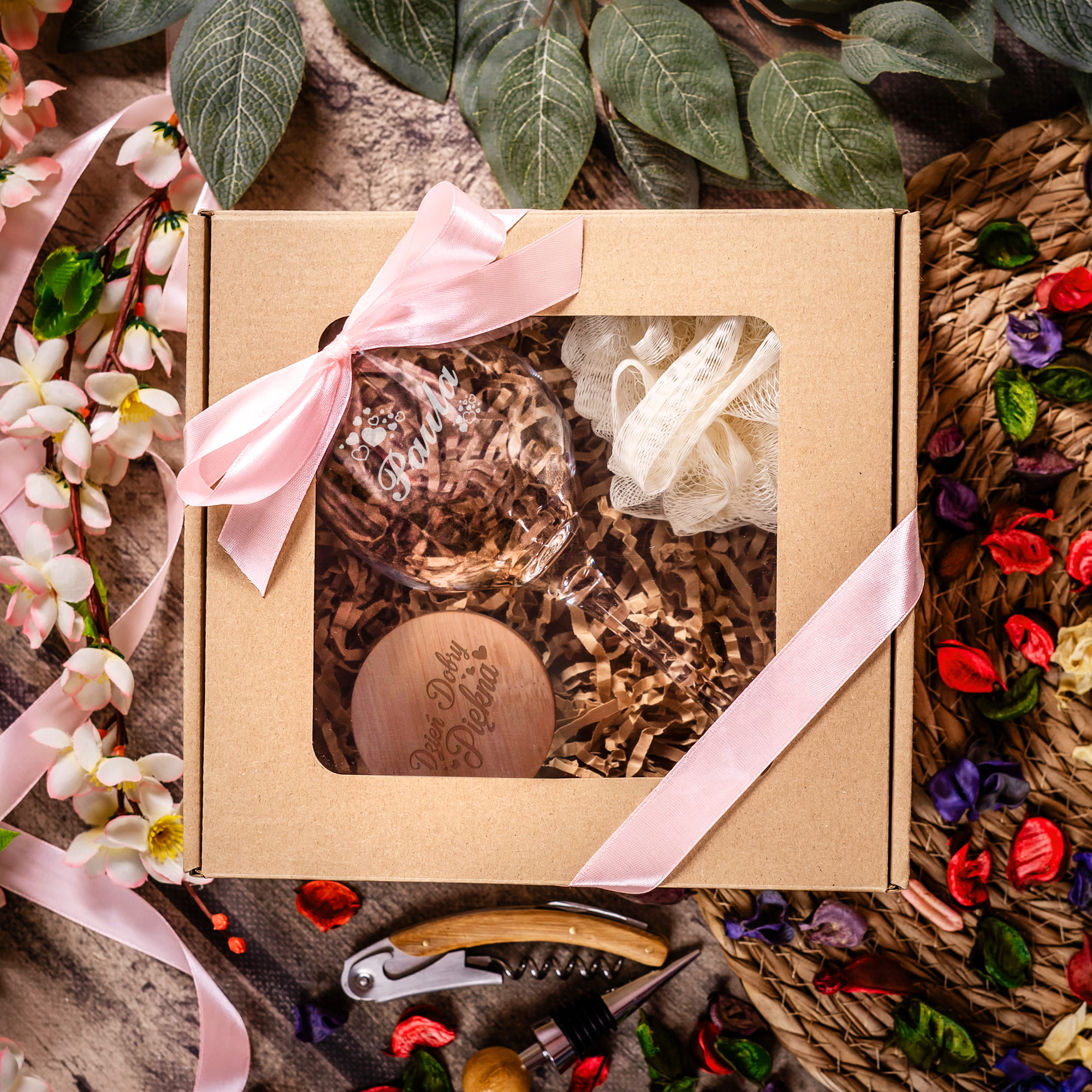 Kieliszek do Wina z Grawerem - Prezent z Imieniem - Zestaw Prezentowy dla Niej - Kieliszek + Lusterko Bambusowe + Myjka do Kąpieli - Imię i Serduszka