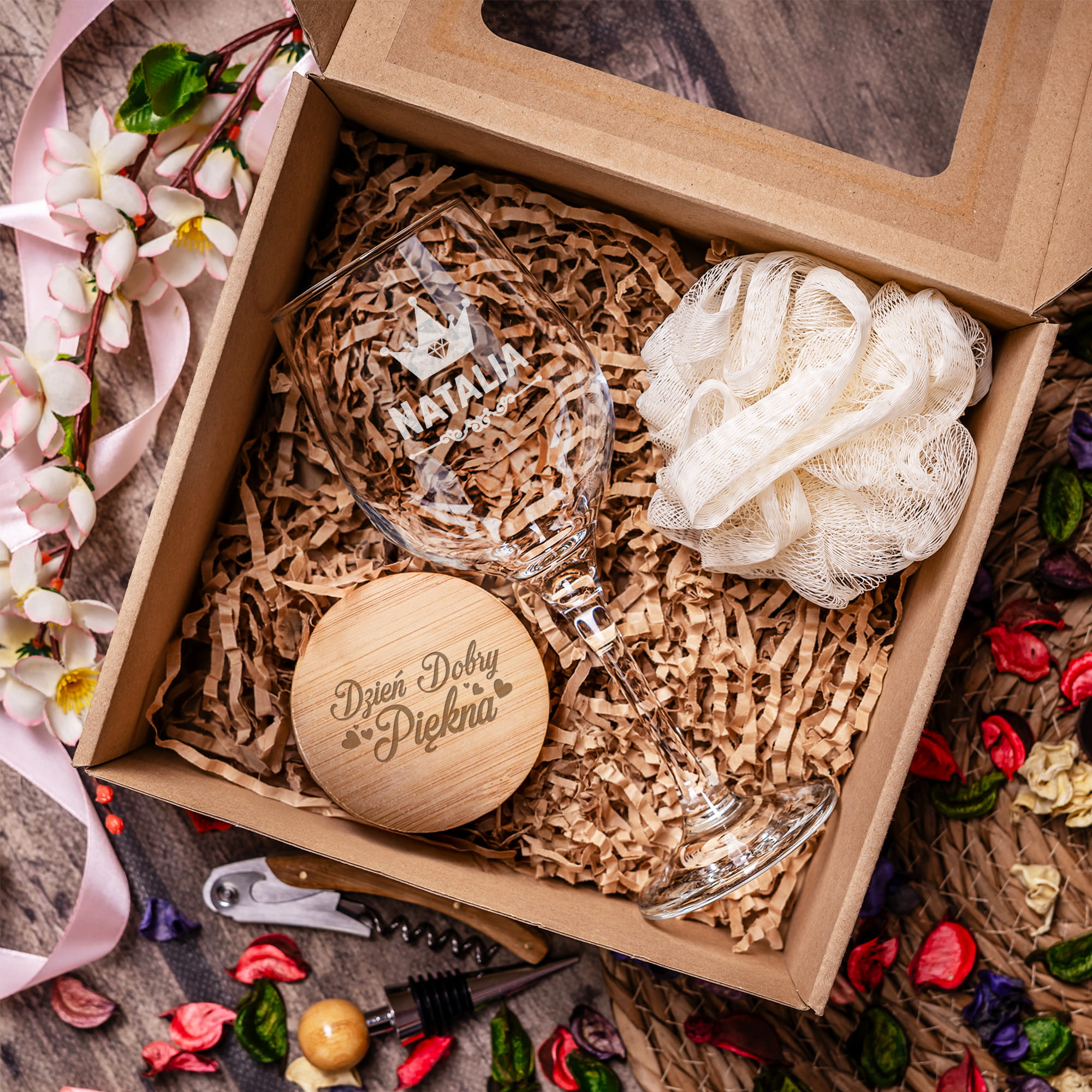 Kieliszek do Wina z Grawerem - Prezent z Imieniem - Zestaw Prezentowy dla Niej - Kieliszek + Lusterko Bambusowe + Myjka do Kąpieli - Imię Korona