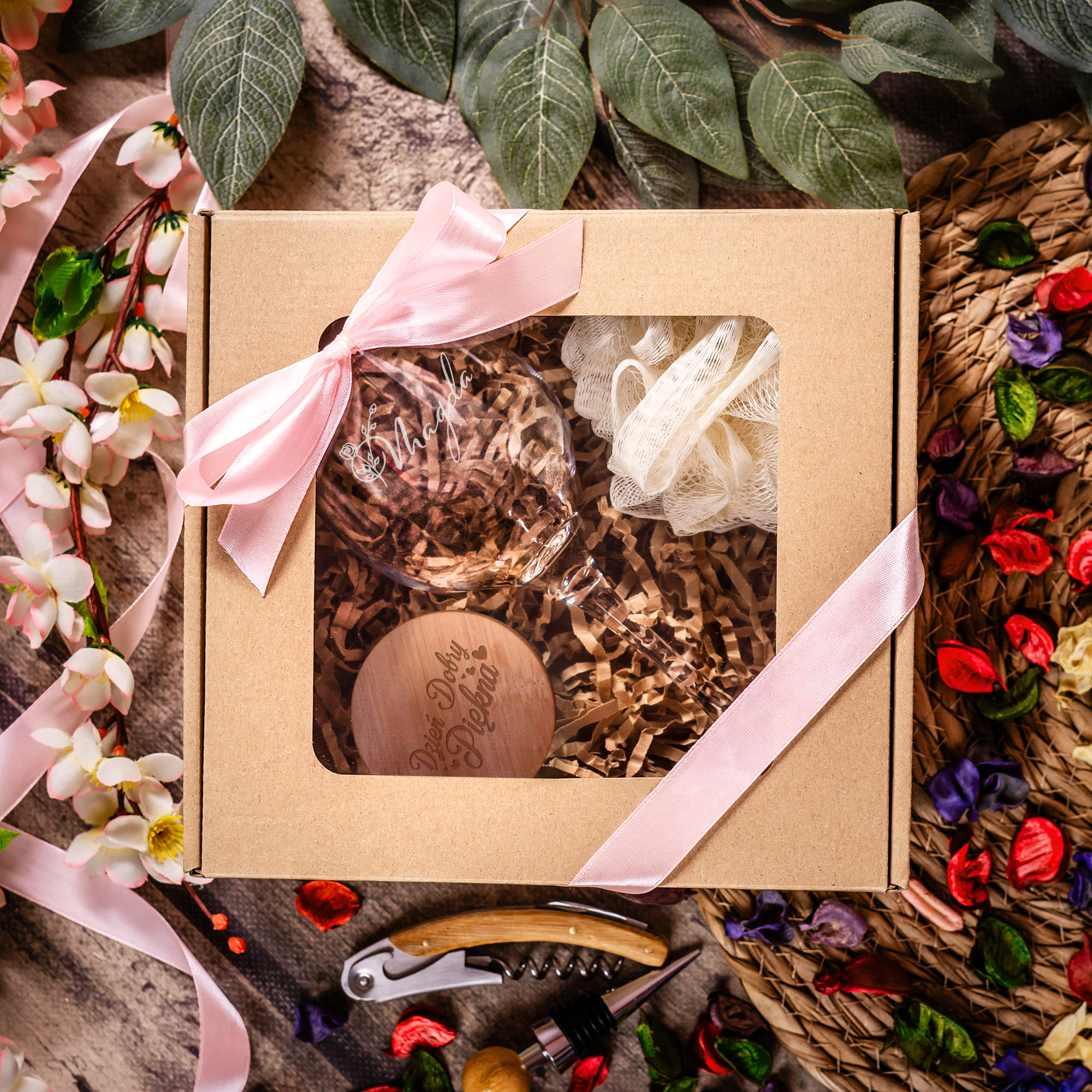 Kieliszek do Wina z Grawerem - Prezent z Imieniem - Zestaw Prezentowy dla Niej - Kieliszek + Lusterko Bambusowe + Myjka do Kąpieli - Imię Subtelny Liść