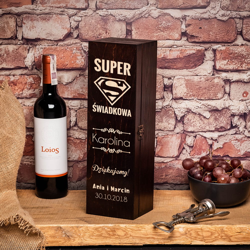 Skrzynka na wino z grawerem dla świadkowej zamykana