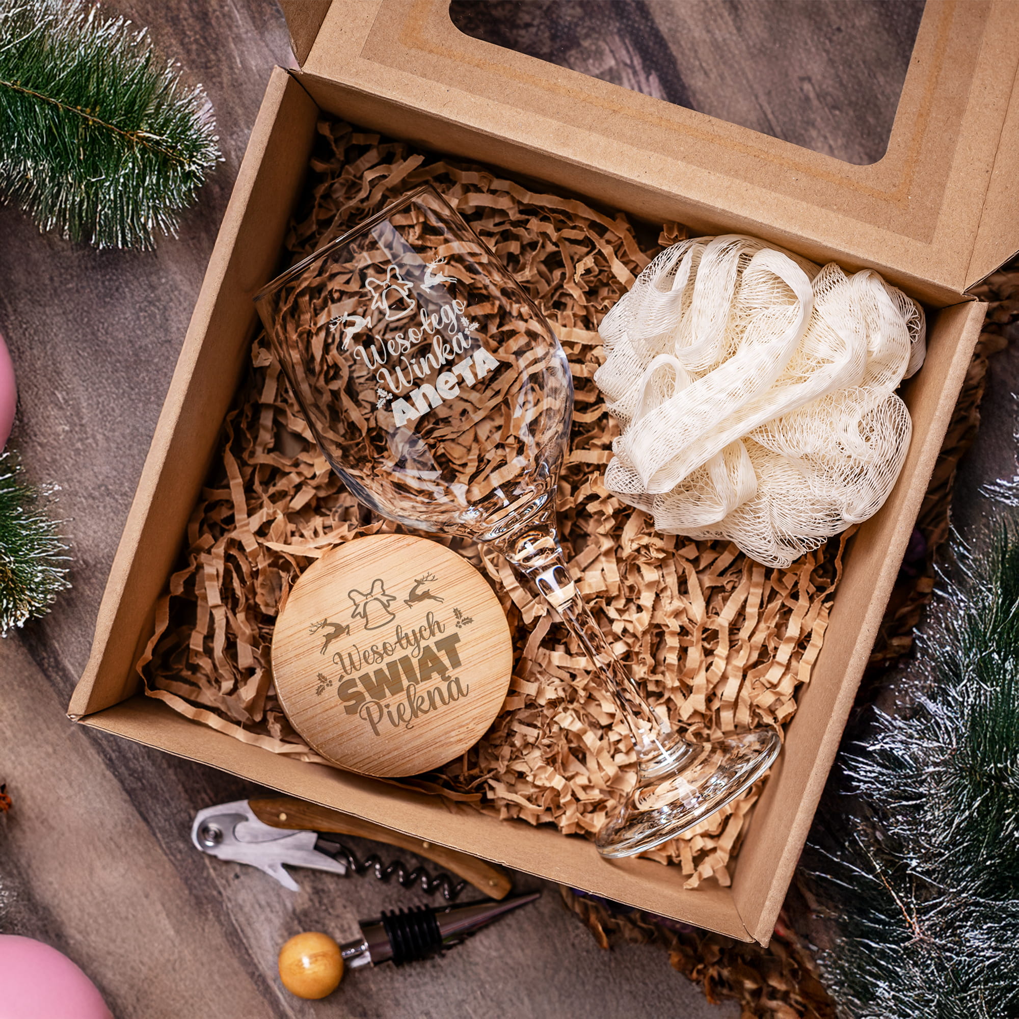 Kieliszek do Wina z Grawerem - Prezent na Święta - Świąteczny Zestaw Prezentowy - Kieliszek + Lusterko Bambusowe + Myjka do Kąpieli - Wesołego Winka