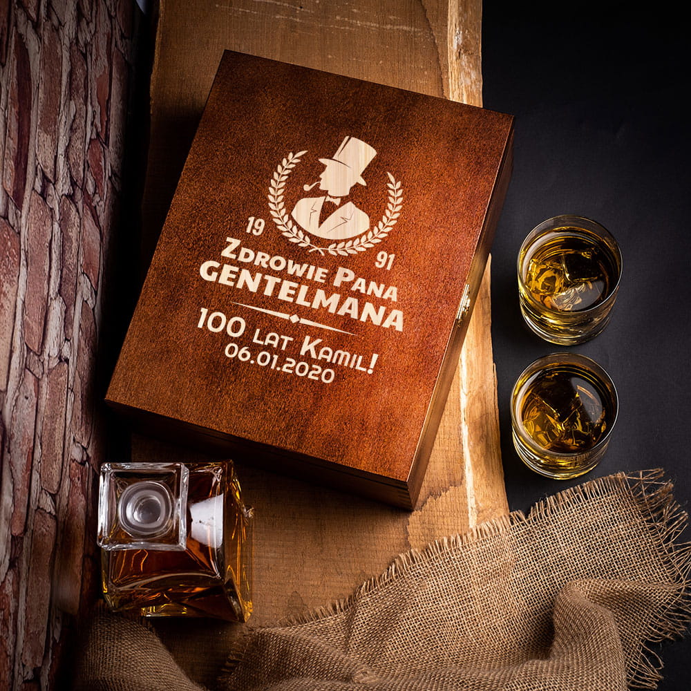 Karafka na whisky i szklanka w skrzynce z grawerem ciemny brąz