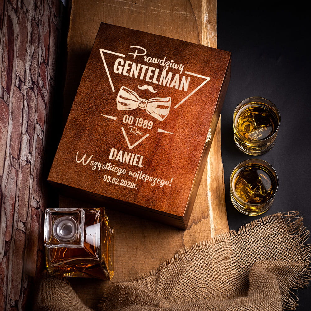Karafka na whisky i szklanka w skrzynce z grawerem ciemny brąz