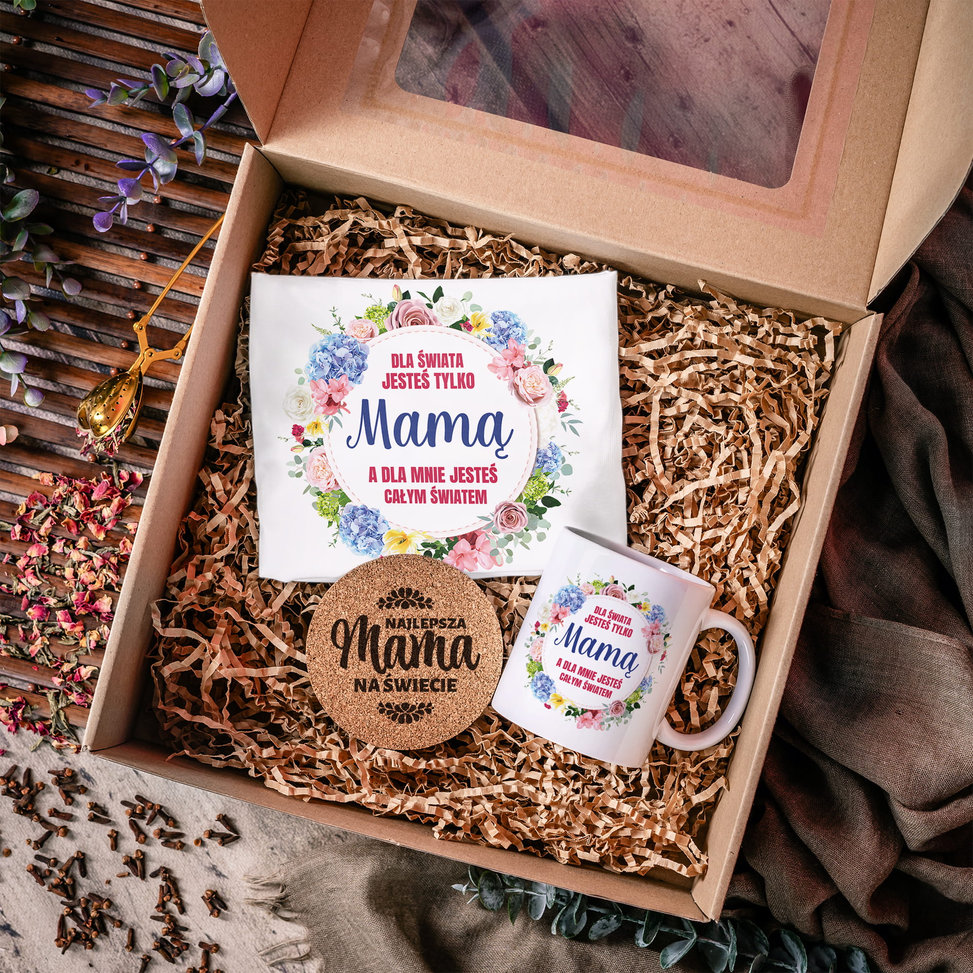 Kubek, Podkładka i Poszewka z Nadrukiem dla Mamy - Prezent na Dzień Matki - Zestaw Prezentowy dla Mamy - Dla Mnie Jesteś Całym Światem