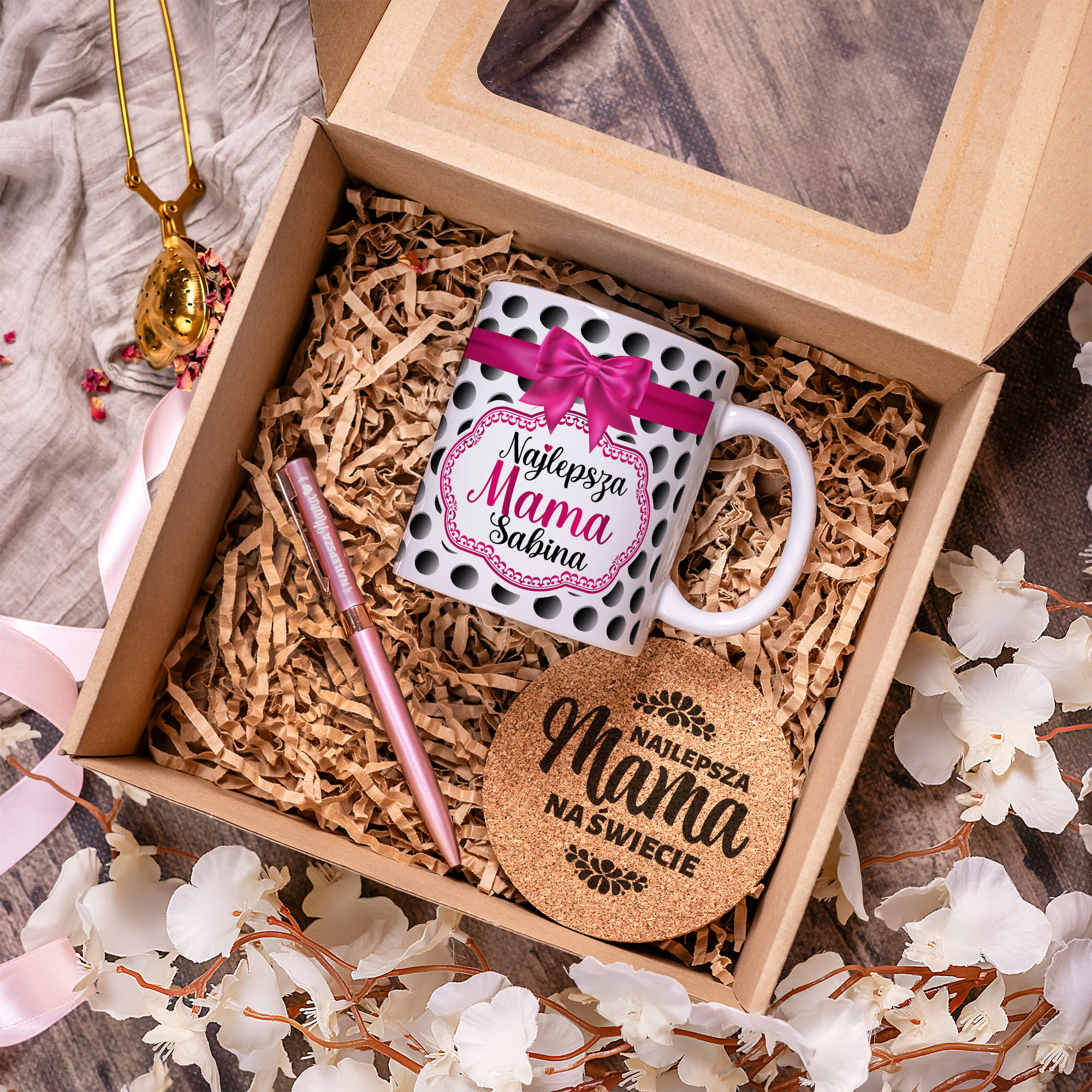 Kubek i Długopis z Grawerem dla Mamy - Prezent na Dzień Matki - Zestaw Prezentowy Kubek + Długopis + Podkładka - Grochy