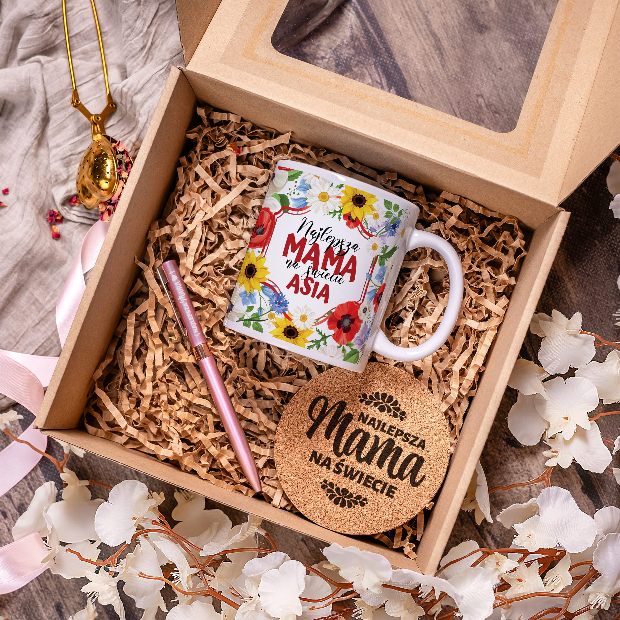 Aranzacja 1.jpgKubek i Długopis z Grawerem dla Mamy - Prezent na Dzień Matki - Zestaw Prezentowy Kubek + Długopis + Podkładka - Wildflowers