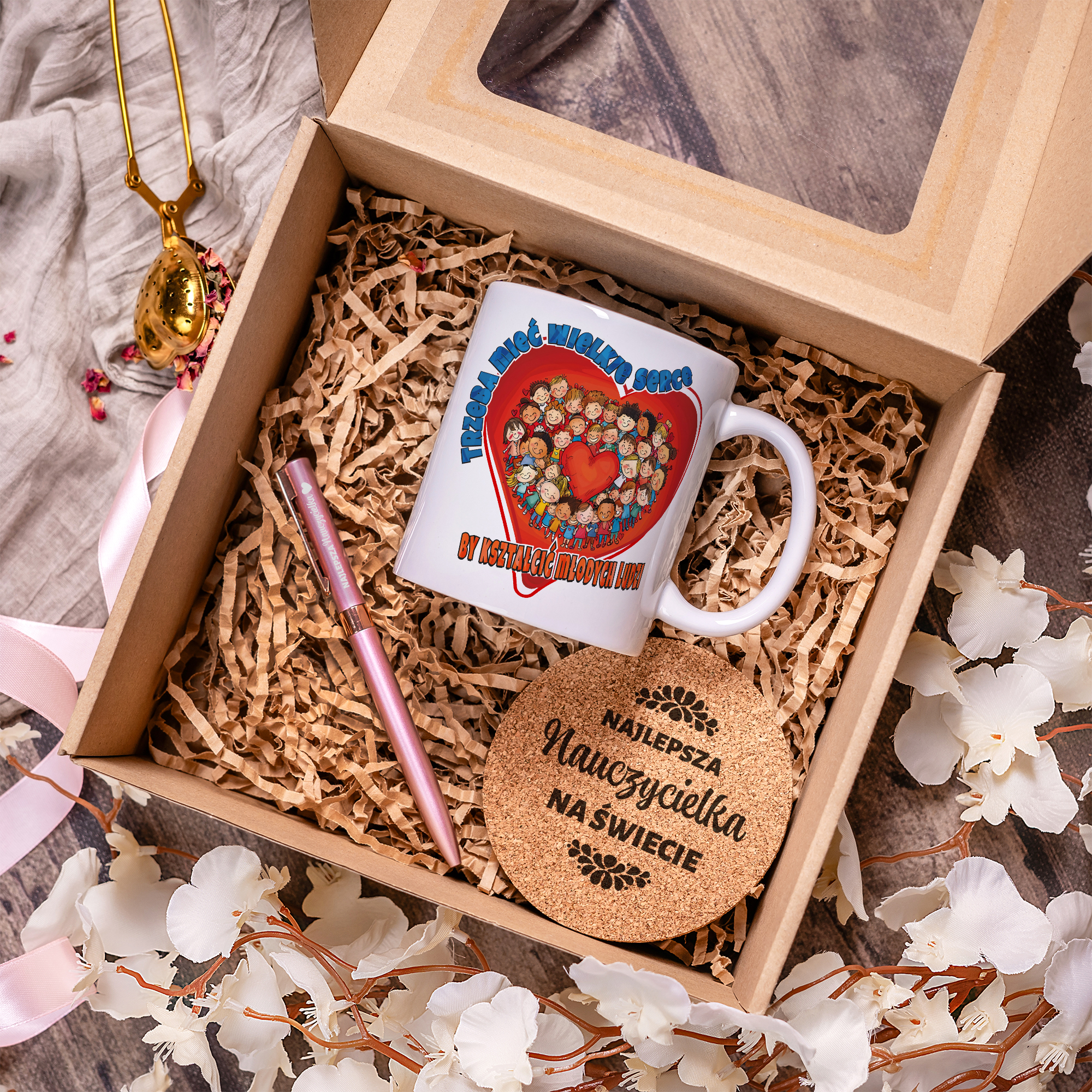 Zestaw dla Nauczyciela - Kubek z Różowym Długopisem i Podkładką Na Dzień Nauczyciela-  Trzeba Mieć Wielkie Serce