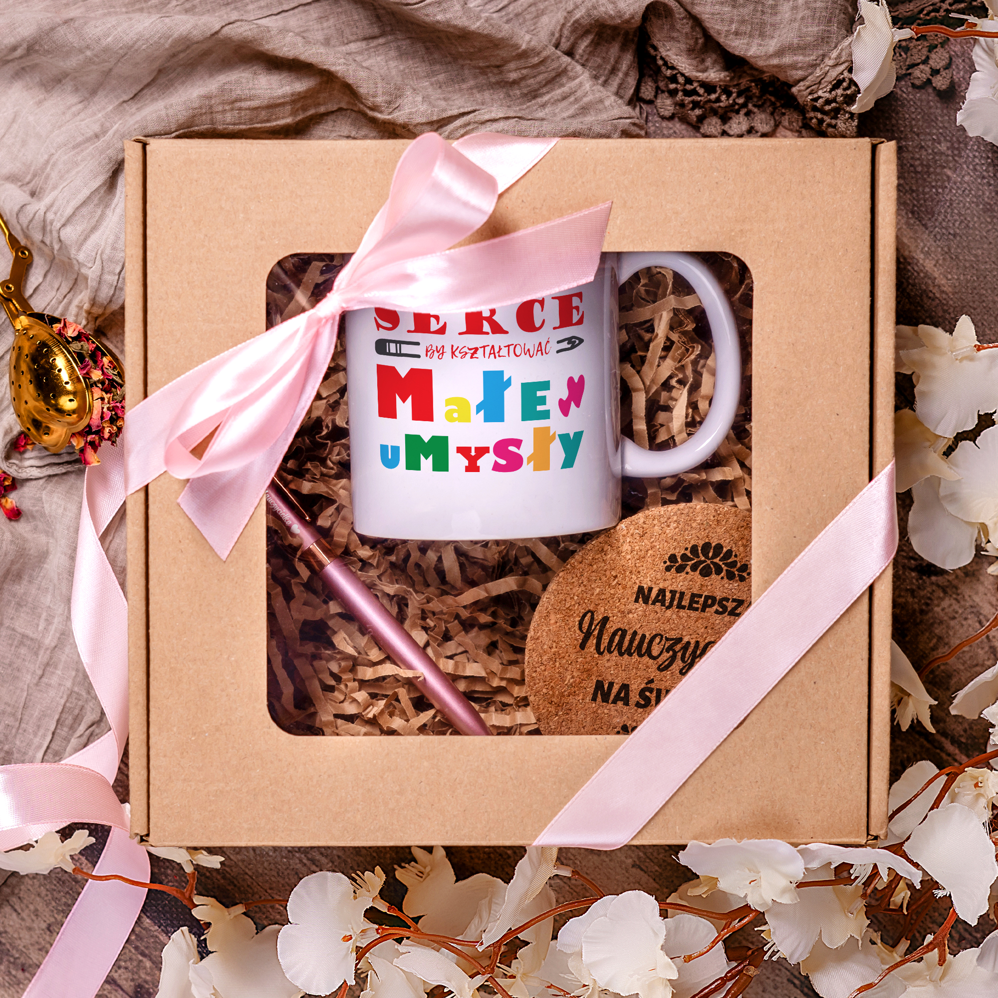 Zestaw dla Nauczyciela - Kubek z Różowym Długopisem i Podkładką Na Dzień Nauczyciela-  Wielkie Serce