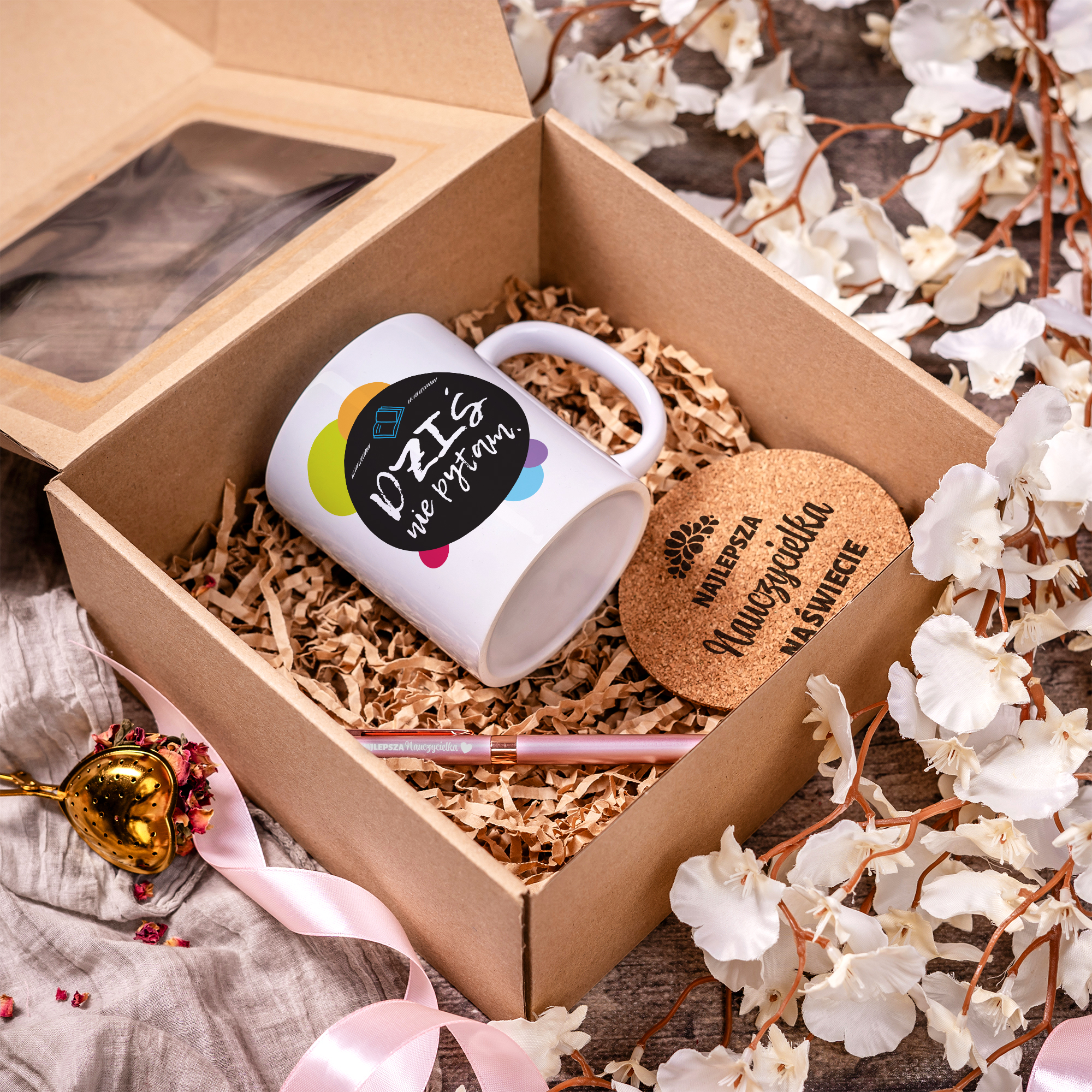 Zestaw dla Nauczyciela - Kubek z Różowym Długopisem i Podkładką Na Dzień Nauczyciela-  Dziś Nie Pytam
