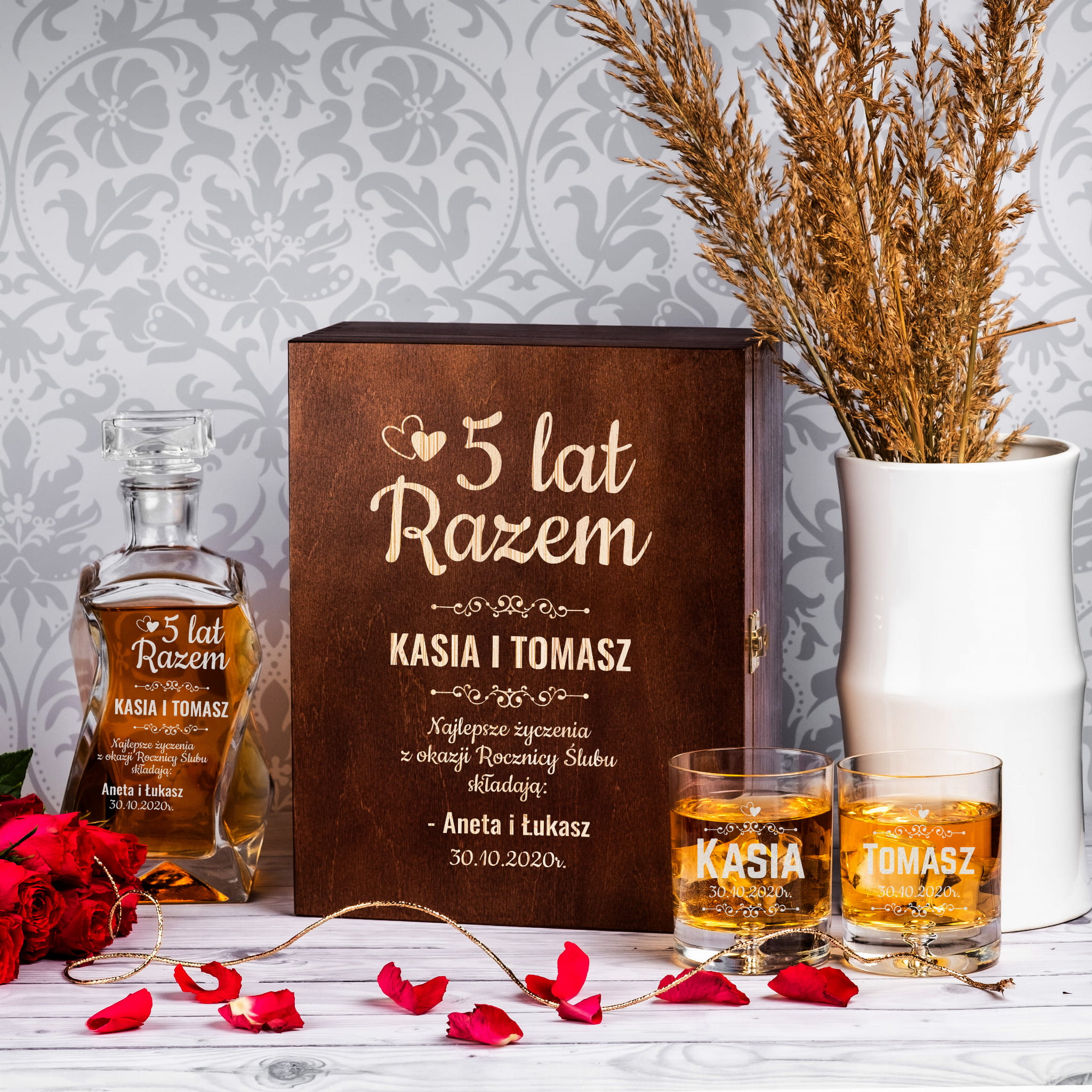Karafka i szklanki na whisky w skrzynce z grawerem na rocznicę ślubu ciemny brąz