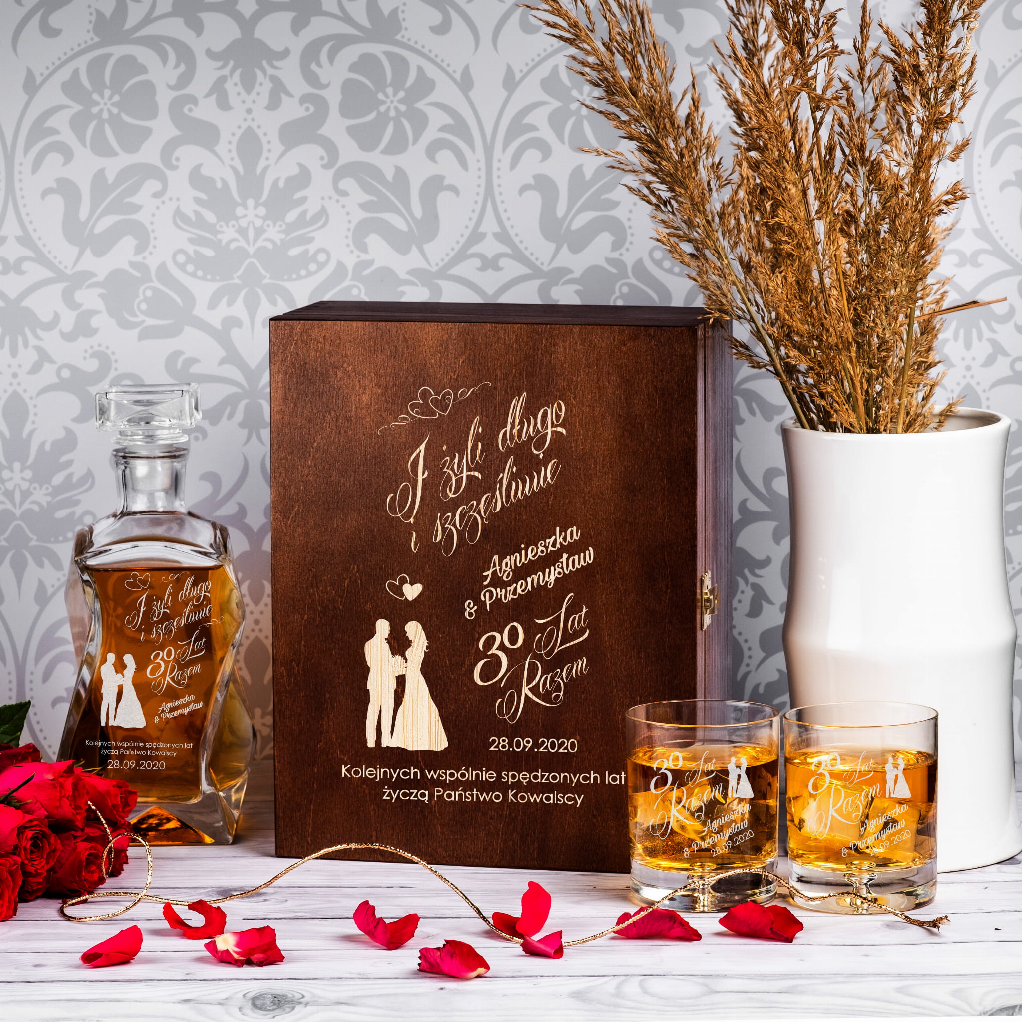 Karafka i szklanki na whisky w skrzynce z grawerem na rocznicę ślubu ciemny brąz