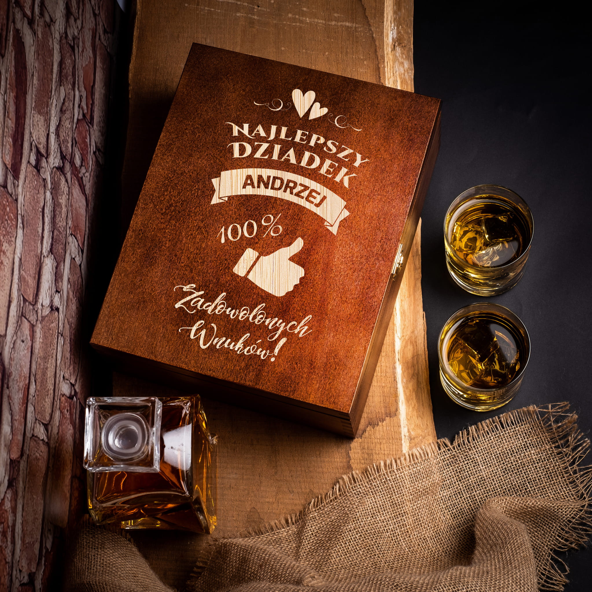 Karafka i szklanki na whisky dla dziadka w skrzynce ciemny brąz