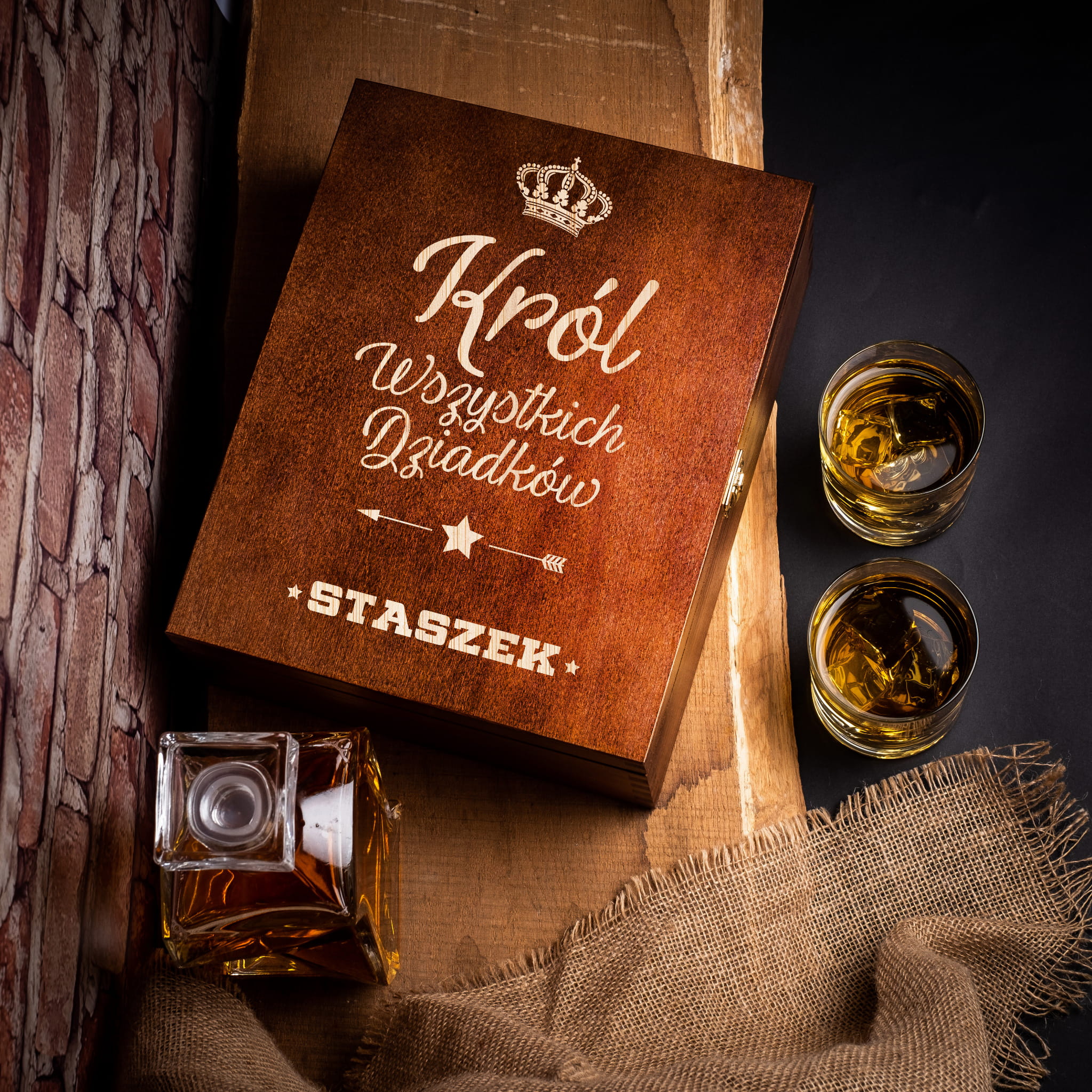 Karafka i szklanki na whisky dla dziadka w skrzynce ciemny brąz