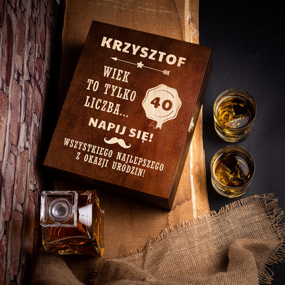 Karafka na whisky i szklanki w skrzynce z grawerem na urodziny ciemny brąz