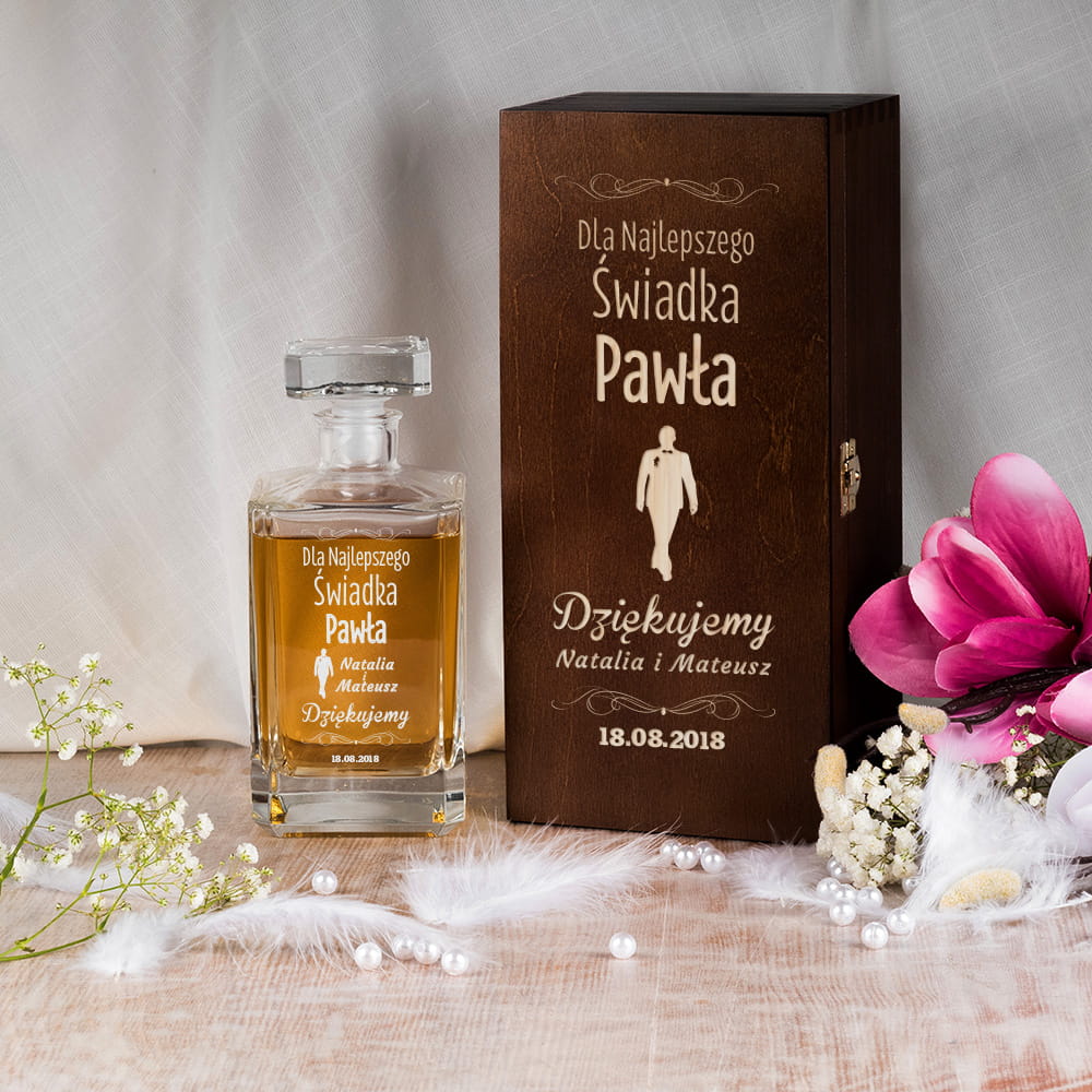 Karafka na whisky w skrzynce z grawerem dla świadka ciemny brąz