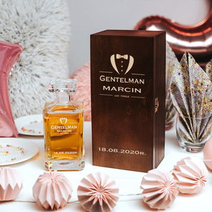 Karafka do whisky z grawerem w drewnianej skrzynce