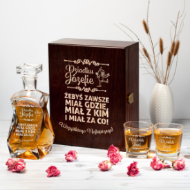 Karafka i szklanki na whisky w skrzynce, prezent dla Józefa