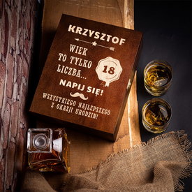 Karafka na whisky i szklanki w skrzynce z grawerem Wiek To Tylko Liczba