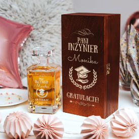 Karafka w skrzynce na ukończenie studiów