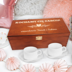 Filiżanki w skrzynce dla babci