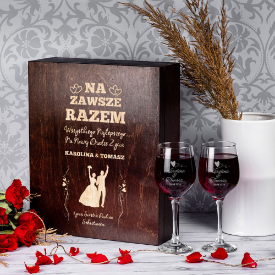 Kieliszki do wina w zamykanej skrzynce dla Pary Młodej