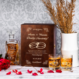 Karafka i szklanki do whisky w skrzynce na ślub